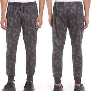 Men's Zella Live In Pocket Joggers in Black Camo Size - Small